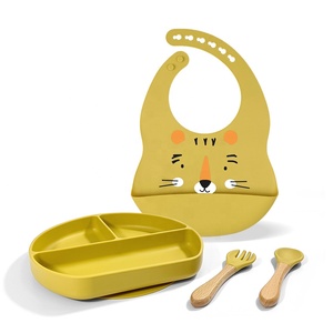 Ensemble de 4 couverts pour l'alimentation de bébé comprenant une assiette en silicone, un bavoir pour visage d'animal, une cuillère et une fourchette avec manche en bois - Product Image 3