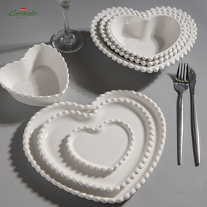 Assiettes en céramique à bord perlé en forme de cœur, plat en porcelaine blanche à bordure perlée, assiette à dessert pour mariage, vaisselle personnalisée pour restaurant - Product Image 1