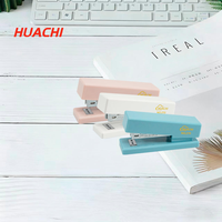 Agrafeuse manuelle personnalisable en plastique bleu, papeterie de bureau standard, capacité d'agrafage 24/6, 50 agrafes pour 20-25 feuilles HUACHI