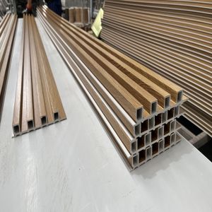 Revestimiento acanalado <span class=keywords><strong>de</strong></span> láminas laminadas <span class=keywords><strong>de</strong></span> PVC, revestimiento hueco <span class=keywords><strong>de</strong></span> lambrin, panel <span class=keywords><strong>de</strong></span> pared WPC para sala <span class=keywords><strong>de</strong></span> estar - Product Image 3