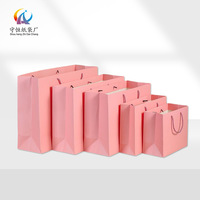 Alibabab Garanti Luxe Blanc Carton Shopping Artisanat Cadeau Sacs en papier avec Poignées de Ruban Recyclable Logo Personnalisable