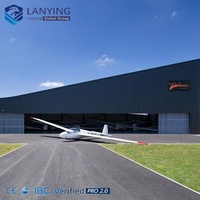 Hangar industriel préfabriqué à grande portée, résistant au vent, avec structure en acier et capacité de charge élevée