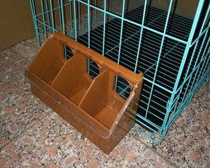 Mangeoire à pigeons de haute qualité pour usage domestique, petite tasse marron, mangeoires et abreuvoirs en plastique à deux trous pour oiseaux// - Product Image 5