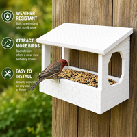 Mangeoire à oiseaux murale en plastique durable, en forme de maison, avec plateau ouvert facile à remplir, toit incliné et panneaux en maille pour jardin, cour arrière, terrasse