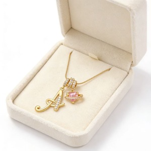 Ciondolo Personalizzato Cristiano Placcato Oro 18K con 26 Lettere in Zircone Rosa a Forma di Cuore, Regalo di San Valentino <span class=keywords><strong>e</strong></span> Natale per Amici - Product Image 1