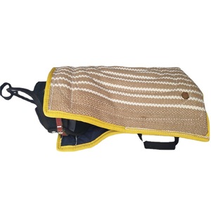 Manchon de dressage pour chien, noir, avec doublure intérieure en plastique souple pour la protection contre les morsures. - Product Image 1