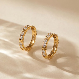 Pendientes Largos de Moda Europea y Americana para Mujer, Chapados en Oro, con Diseño Asimétrico de Mariposa y Diamantes, para Aniversario - Product Image 4