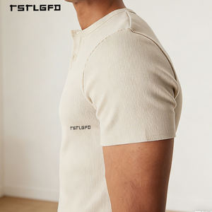 Haut en tricot pour homme de haute qualité, boutonné, en jersey de coton beige, coupe ajustée, manches courtes, essentiel pour la superposition - Product Image 4