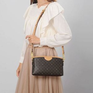 Sac fourre-tout en cuir vintage à bandoulière pour femme, nouveau design haut de gamme, imprimé, avec broderie décorative et doubles poignées, vente en gros - Product Image 2