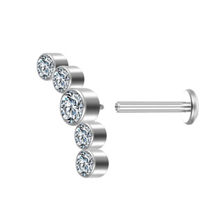 Orecchini in Titanio Trendy 2025 con 5 Zirconi, Gioielli per Piercing Cartilagine e Orecchie per Uomini e Donne - Product Image 4