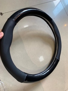 Cubierta <span class=keywords><strong>de</strong></span> <span class=keywords><strong>cuero</strong></span> <span class=keywords><strong>para</strong></span> volante y cubierta <span class=keywords><strong>de</strong></span> fibra <span class=keywords><strong>de</strong></span> carbono <span class=keywords><strong>para</strong></span> volante <span class=keywords><strong>de</strong></span> coche con logotipo <span class=keywords><strong>de</strong></span> todos los coches - Product Image 2