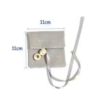 Pochette à bijoux de luxe logo gaufré gris velours daim satin doublure enveloppe avec nœud ruban