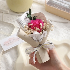 Bouquet <span class=keywords><strong>de</strong></span> mini fleurs séchées en gros : œillets et roses, idéal pour la Saint-Valentin chinoise, Pâques, la remise des diplômes – fait main, imperméable, haute qualité - Product Image 1