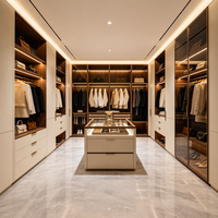 Système de dressing de luxe de style italien avec vitrine en verre et îlot à bijoux pour chambre principale