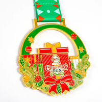 Vergoldete Zinklegierung Sportmedaille mit Weihnachtsmotiv, Hohlkranz-Design, 3D-geprägter Emaille-Oberfläche und individuellem Band für Feiertage