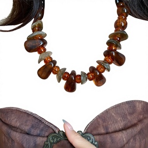 Collier unisexe vintage décontracté bohème pour les vacances, avec pendentif goutte d'eau géométrique couleur marbre et perles irrégulières en résine acrylique - Product Image 3