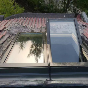 Le véranda en aluminium et bois à ossature suspendue possède des fenêtres sur le toit et un puits de lumière sur la surface inclinée du grenier - Product Image 3