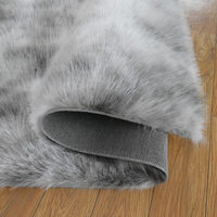 Tapis moelleux en fausse peau de mouton moderne et doux Tapis en peluche en fausse fourrure à cheveux longs Chambre à coucher Chevet Décoration intérieure Tapis de sol en polyester