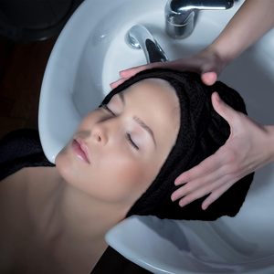 Vente en gros de serviettes de spa personnalisées brodées en microfibre pour cheveux noirs, salon de coiffure et de beauté résistant à l'eau de javel - Product Image 4