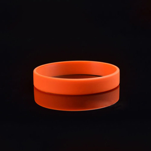 Bracelets personnalisés en silicone mince Bracelets vierges promotionnels en caoutchouc personnalisés avec logo imprimé pour les événements - Product Image 4