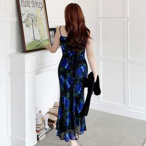 Vestido Maxi Floral Negro y Azul Runqi N8745 con Cuello Drapeado y Corte Biás, Vestido de Noche para Mujer, Tallas Grandes, Vestido con Tirantes y Estampado Floral - Product Image 4