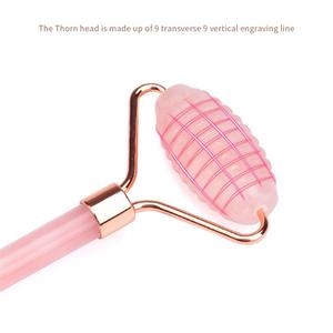 Rullo di giada al quarzo rosa personalizzato <span class=keywords><strong>per</strong></span> il sollevamento del <span class=keywords><strong>viso</strong></span> e il serraggio di pietra massaggiatore <span class=keywords><strong>per</strong></span> il <span class=keywords><strong>viso</strong></span> appuntito - Product Image 1