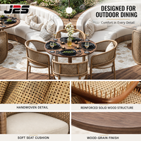 Ensemble de mobilier d'extérieur commercial J2S pour restaurants, avec chaises en rotin et canapé incurvé, idéal pour les projets de terrasses d'hôtels
