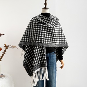 Écharpe-châle unisexe en <span class=keywords><strong>pied</strong></span>-<span class=keywords><strong>de</strong></span>-<span class=keywords><strong>poule</strong></span>, double face, épaisse, chaude, en fausse fourrure <span class=keywords><strong>de</strong></span> cachemire, <span class=keywords><strong>poncho</strong></span>-capa avec pompons pour l'hiver - Product Image 5