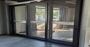 Puerta Corredera de Aluminio de Alta Calidad GADE101, de Tres Vías, Sin Aislamiento, para Espacios Interiores Comerciales - Product Image 3