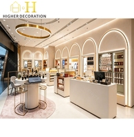 Vitrine de présentation de parfums de luxe sur mesure avec cadre doré multicouche et éclairage pour centre commercial et boutique de parfums