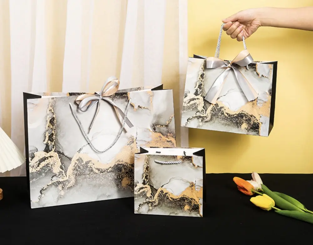 कारखाने नए थोक स्याही संगमरमर पैटर्न उपहार पेपर बैग आईएनएस उपहार बैग मुद्रित लोगो के साथ रिबन