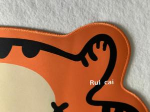 Tapis de souris gaming étendu en forme irrégulière de chat tigré orange couché, avec base en caoutchouc antidérapante, pour la décoration de bureau et l'aménagement de la zone de jeu - Product Image 6
