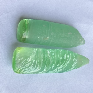 Corindon synthétique brut vert clair de haute qualité non taillé - Product Image 2