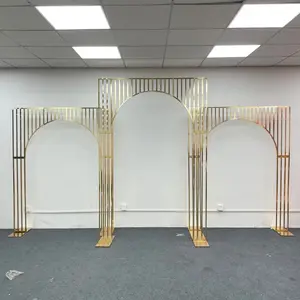 Set dari 3 pusat penyiangan logam dekoratif mengkilap emas lengkungan bunga latar belakang berdiri