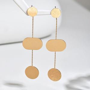Pendientes Largos Geométricos de Lujo, Minimalistas y Elegantes, en Tono Dorado, con Detalles Táctiles, Hechos a Mano, Hipoalergénicos, para la Noche - Product Image 3