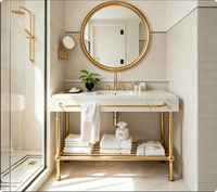 Meuble de salle de bain de luxe sur mesure en laiton doré antique pour lavabo en marbre blanc de Carrare, console côtelée et vasque intégrée