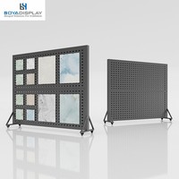 Présentoir double face perforé en métal sur pied pour échantillons de carrelage et de pierre en showroom