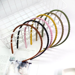 Fascia per capelli per ragazze popolari di nuovo arrivo fascia per capelli in plastica sottile con trecce colorate da 12.5cm - Product Image 1