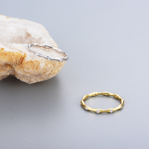 Minimalistischer Sterling Silber 925 Zarter Schmuck Damen Stapelbarer Dünner Goldring mit Knochenmuster Bambus-Muster Bandring - Product Image 2