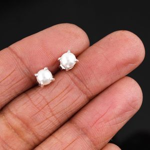 Pendientes redondos de perlas naturales con engaste de garra blanca para mujer, uso diario - Product Image 5