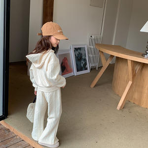 Conjunto de dos piezas liso informal de otoño para <span class=keywords><strong>niñas</strong></span>, nuevas camisetas cortas coreanas de punto, <span class=keywords><strong>pantalones</strong></span> acampanados disponibles, trajes de moda medianos grandes de 5T para - Product Image 1