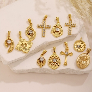 L'Archivée du Gardien |   Charmes protecteurs vintage en acier inoxydable plaqué or 18K PVD |   Pendentifs rétro en forme de croix, amulette et talisman - Product Image 4