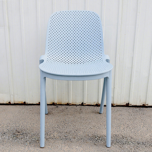Chaise <span class=keywords><strong>de</strong></span> <span class=keywords><strong>salle</strong></span> à manger inclinable à dossier solide, design traditionnel empilable en plastique - Chaise stable pour hôtel commercial, intérieur/extérieur - Product Image 1