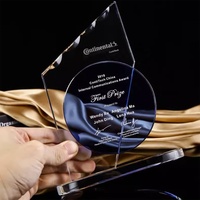 Trophée en verre optique transparent en gros, plaque en cristal bleu, trophée fait main, souvenir d'amour, récompense, cadeau gravé avec le LOGO de l'entreprise