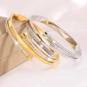 Le nouveau bracelet Kaka serti <span class=keywords><strong>de</strong></span> pierres est adapté aux femmes pour prendre un <span class=keywords><strong>bain</strong></span> sans se décolorer. Il est en acier inoxydable - Product Image 2