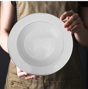 Assiettes de mariage en céramique blanche de haute qualité avec bord doré, collection très prisée - Product Image 2