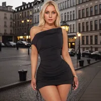 Robe moulante asymétrique noire froncée avec cordon de serrage, idéale pour les soirées et les sorties nocturnes – Vente en gros