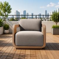 Fauteuil moderne en teck avec cadre courbé et coussin gris pour terrasse extérieure