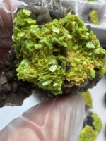Cristal d'autunite vert fluorescent naturellement présent, bloc minéral de forme cubique, provenant de l'extraction locale du Hunan, collection de spécimens