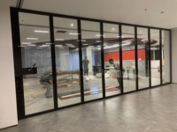 Cloison de séparation mobile moderne en verre trempé et aluminium, réglable, avec panneaux coulissants pour bureaux, salles de réunion et de conférence